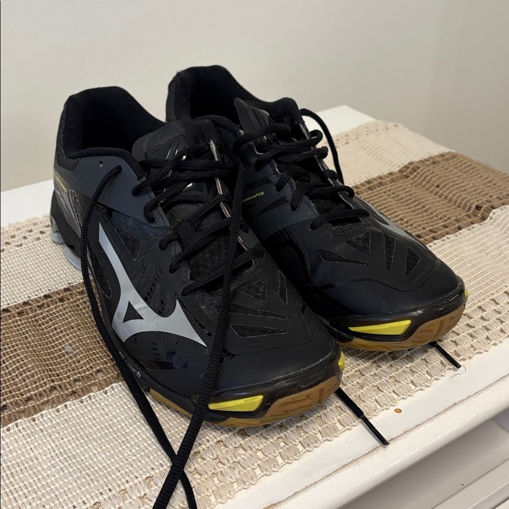 Mizuno Black and Yellow Sports Sneakers